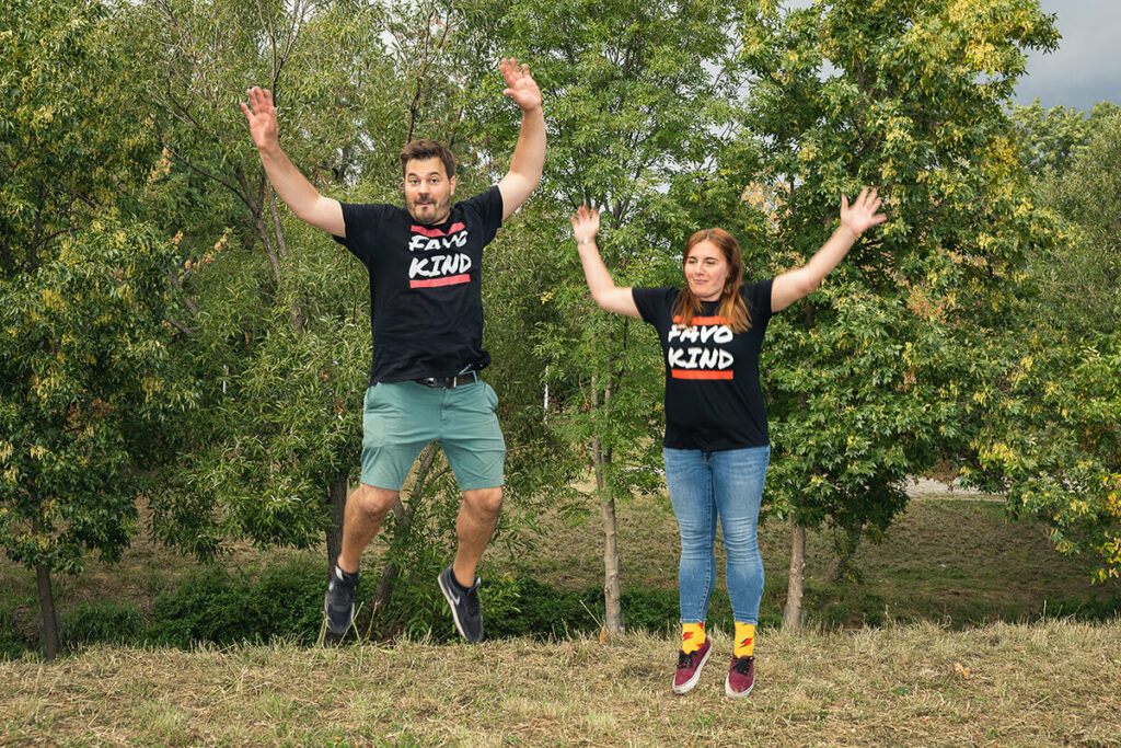 Pia und Niko am springen